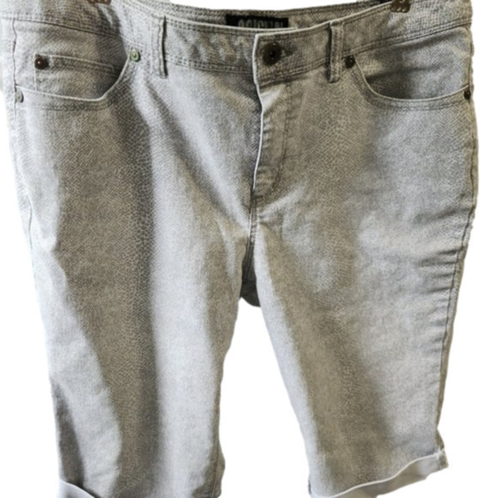 465. Nicole Miller Original Grey Snake skin pattern Shorts |12
